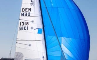 Sejlbåd med blåt sejl KDY, Kongelig Dansk Yachtklub på Sjælland